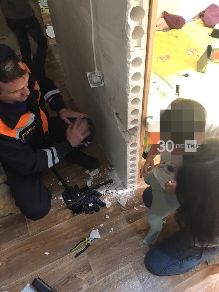 В Альметьевске родители вызвали спасателей, чтобы помочь трехлетней дочери