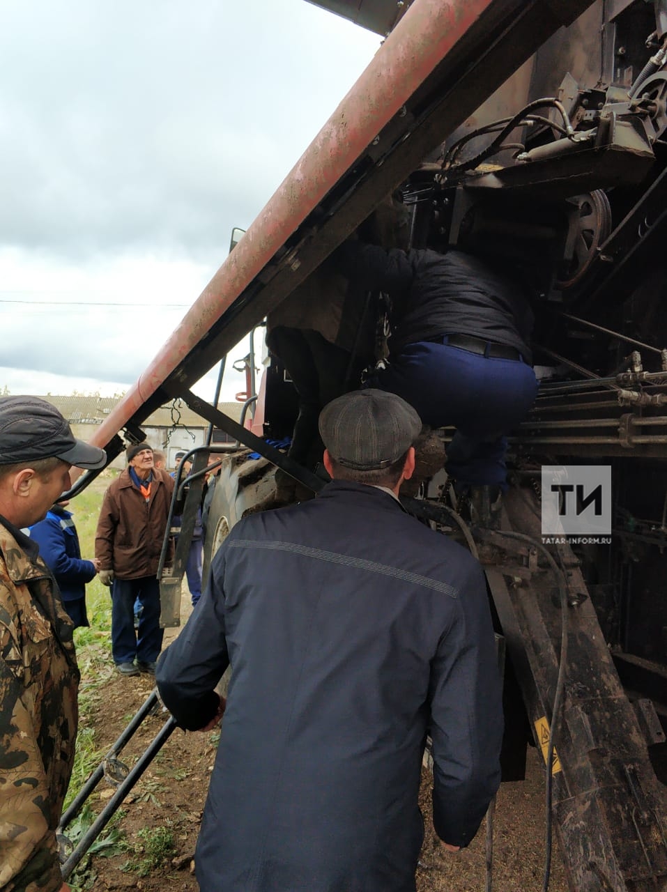 Под Альметьевском спасли рабочего, ногу которого затянуло в комбайн |  26.09.2019 | Альметьевск - БезФормата