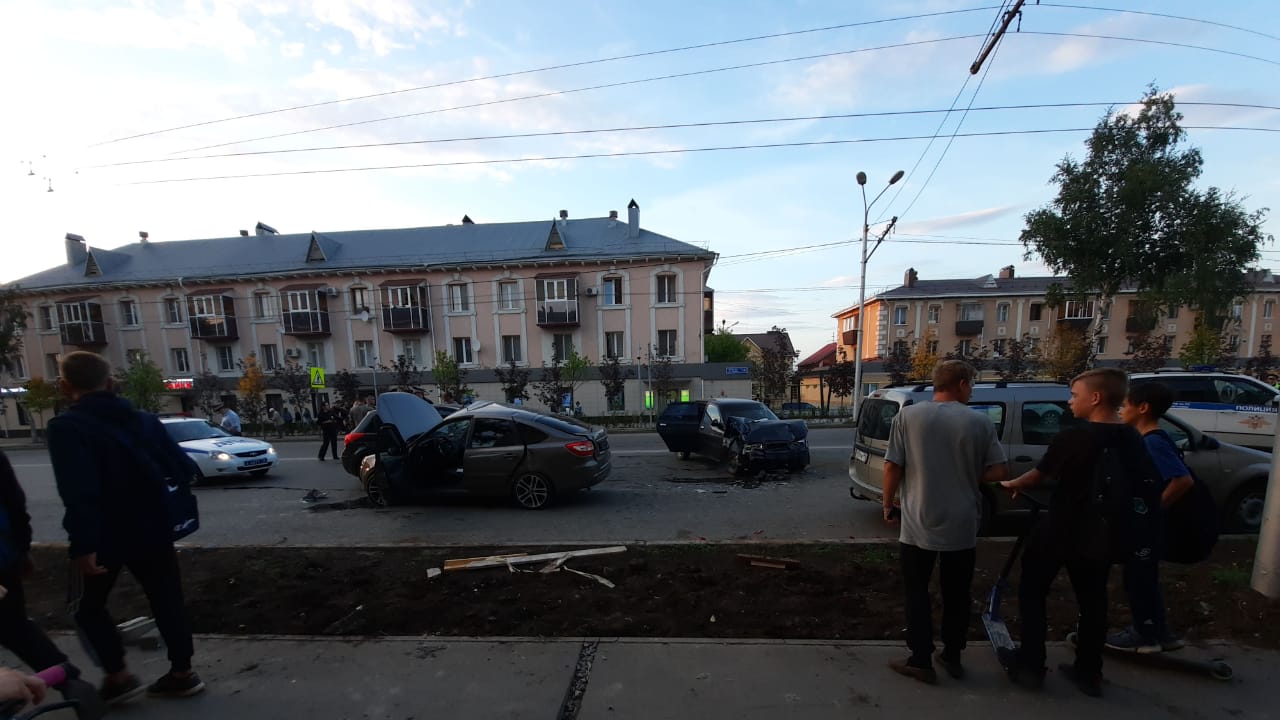 В центре Альметьевска произошла крупная авария, есть пострадавшие