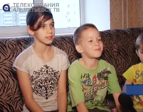 Трое родных и девять приемных детей воспитывает жительница Альметьевска