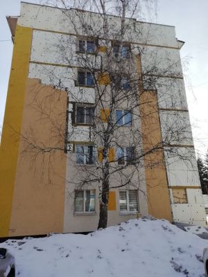 В Альметьевске у многоквартирного дома отпала часть фасада