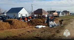 Татарстан направил людей и технику для борьбы с паводком в Оренбургской области
