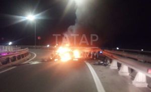 На трассе под Казанью в результате аварии загорелась легковушка