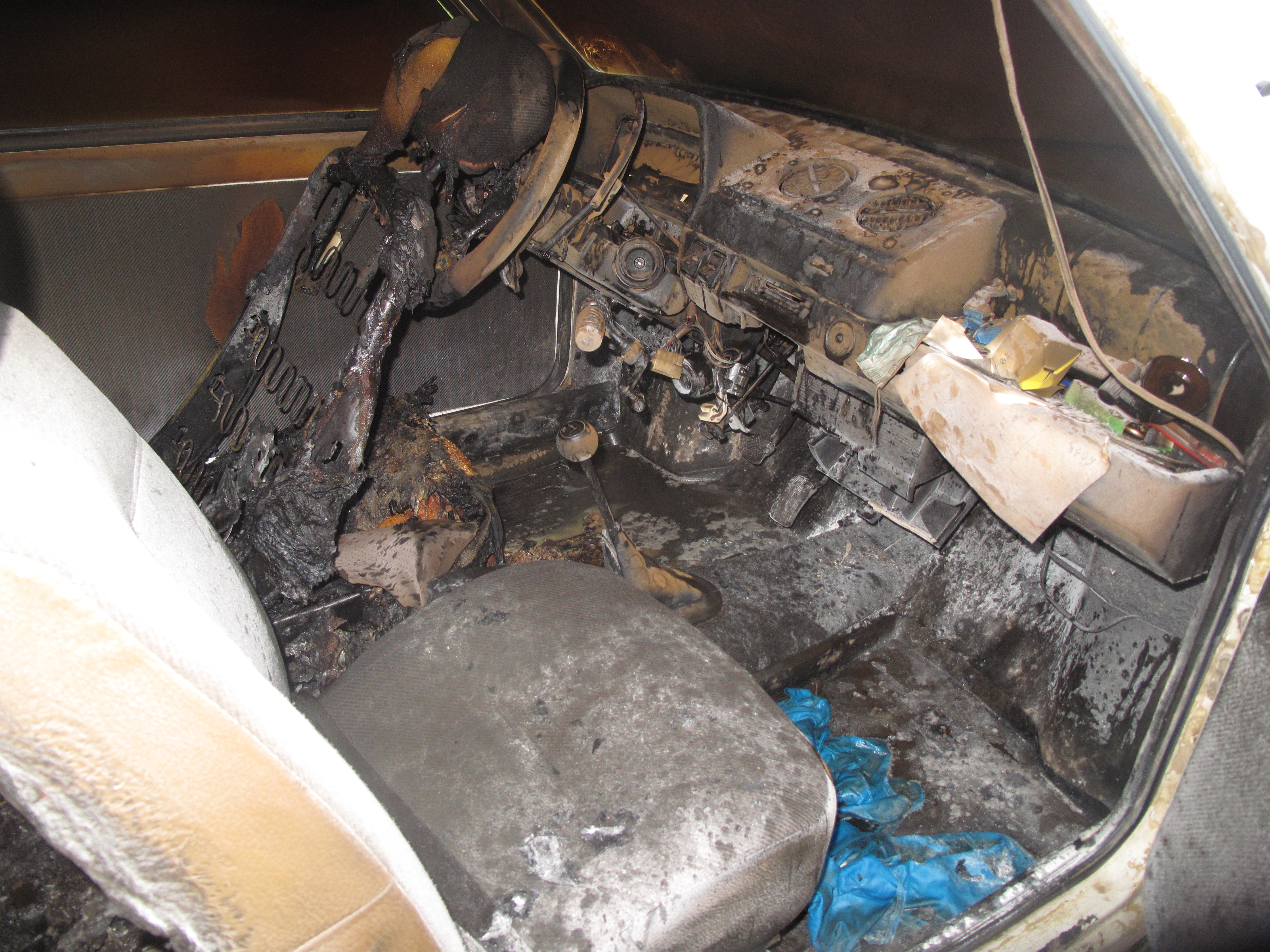 В Бугульме злоумышленник пытался угнать две машины, одну из которых поджег