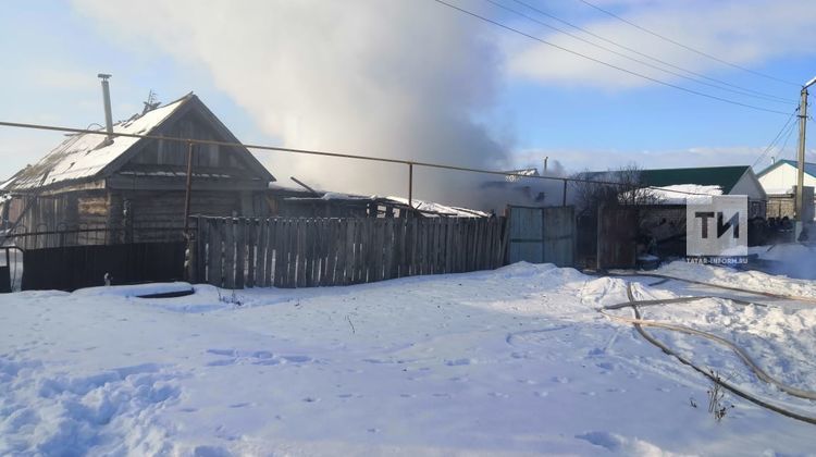 Двухлетняя девочка и мужчина погибли при пожаре в частном доме в Татарстане