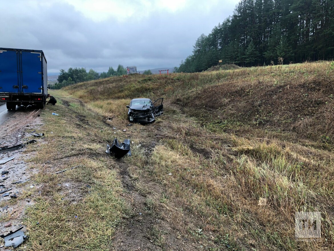 В Татарстане легковушку занесло на мокрой дороге, и она столкнулась на встречке с другим авто