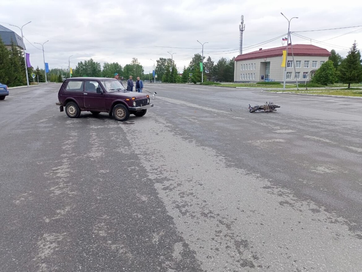 В Татарстане двое подростков решили покататься на мопеде и столкнулись с «Нивой»