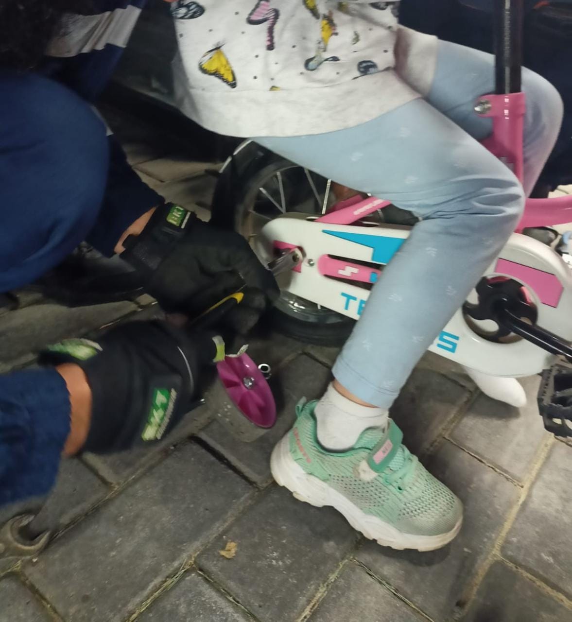 В Казани спасатели помогли 6-летней девочке, у которой нога застряла в велосипеде