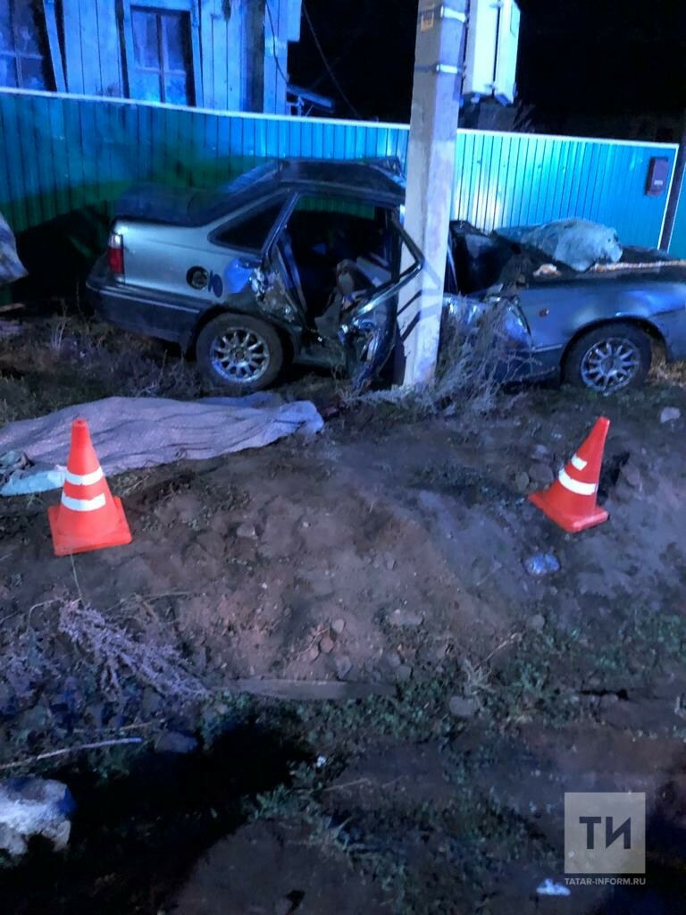 Авто застряло между столбом и забором дома: в Лениногорском районе в результате ДТП погибла девушка