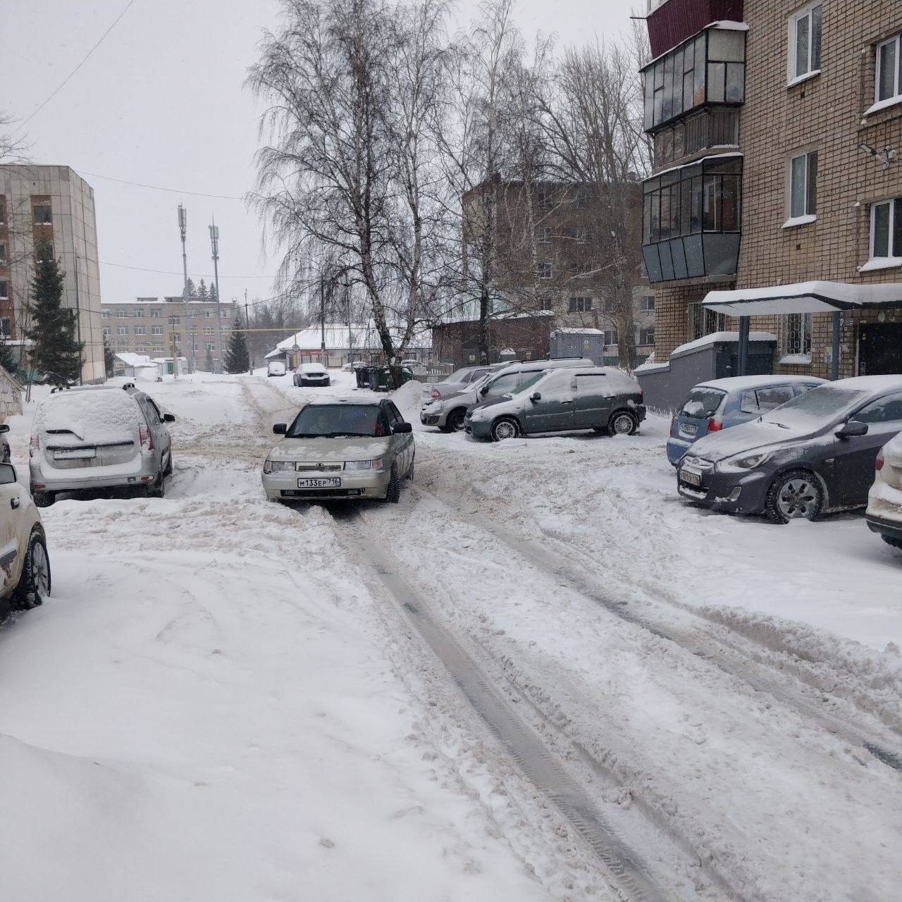 Альметьевцы помогли коммунальщикам в уборке снега