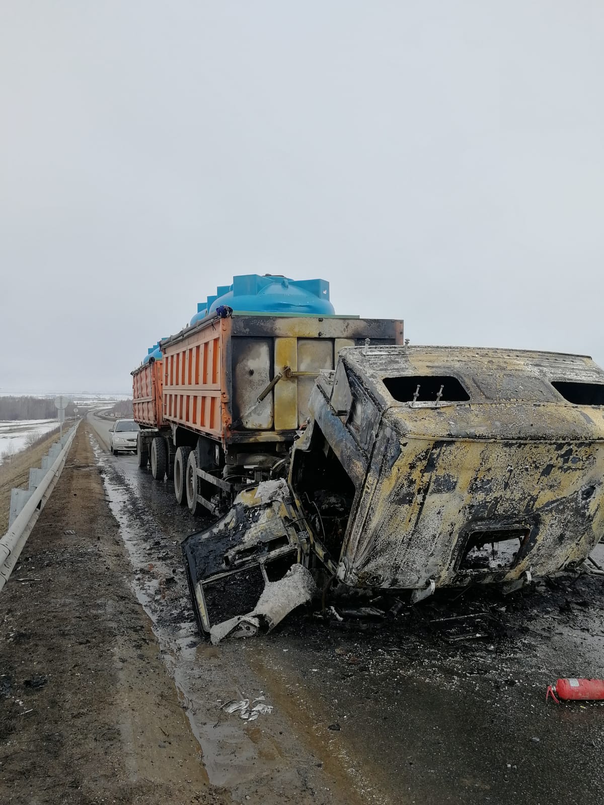 КАМАЗ сгорел на дороге в Альметьевском районе