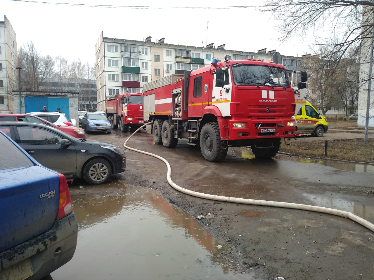 На пожаре в Альметьевске сотрудники МЧС спасли трёх детей