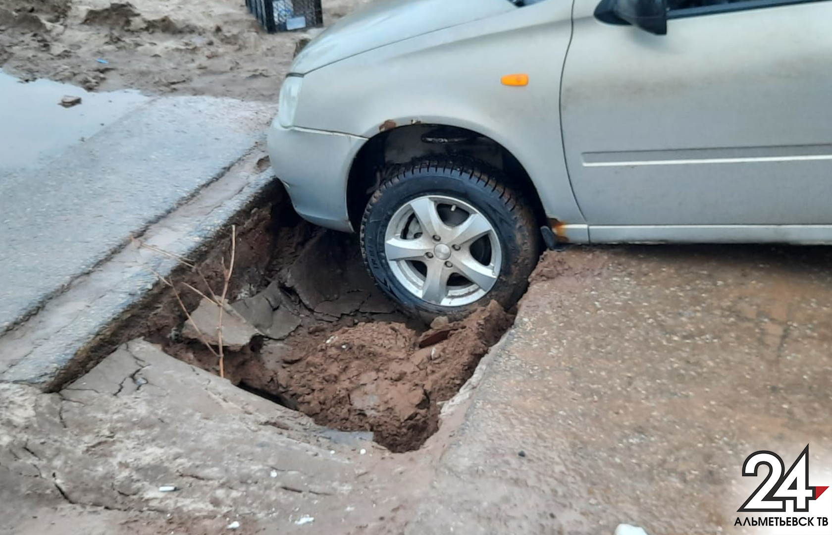 В Альметьевске в яму провалилась Лада Калина