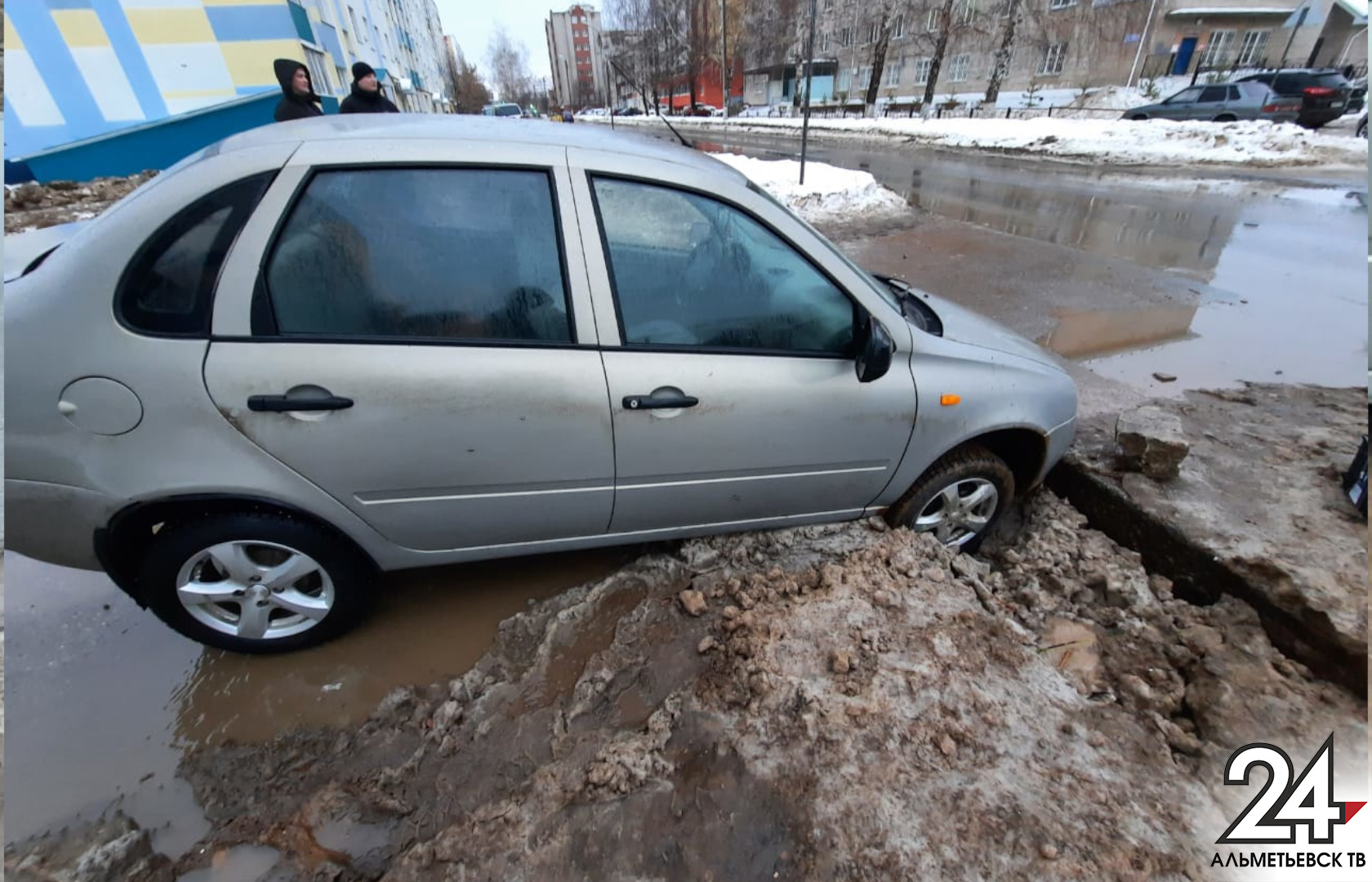 В Альметьевске в яму провалилась Лада Калина