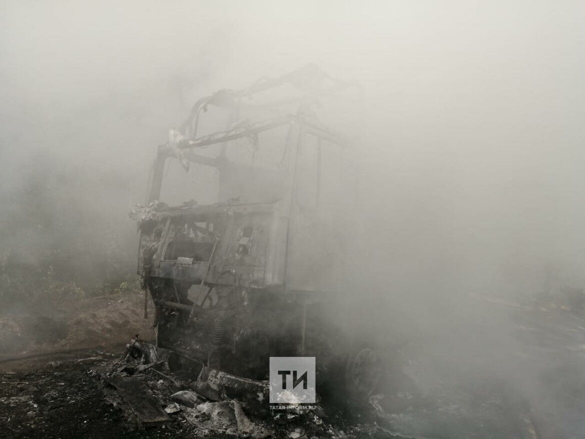 На трассе в Бавлинском районе сгорела фура с досками