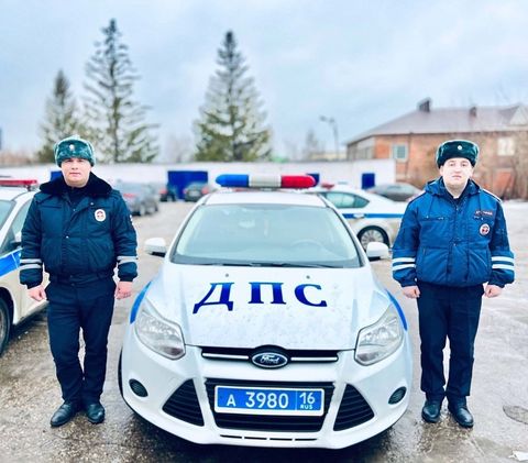 Альметьевские полицейские помогли водителю вытащить автомобиль из снега