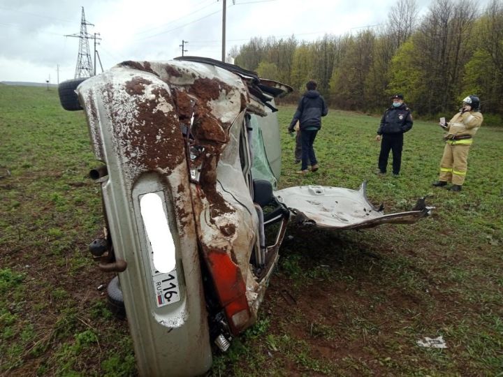 Водитель отвлекся на телефон: в Черемшанском районе опрокинулся автомобиль