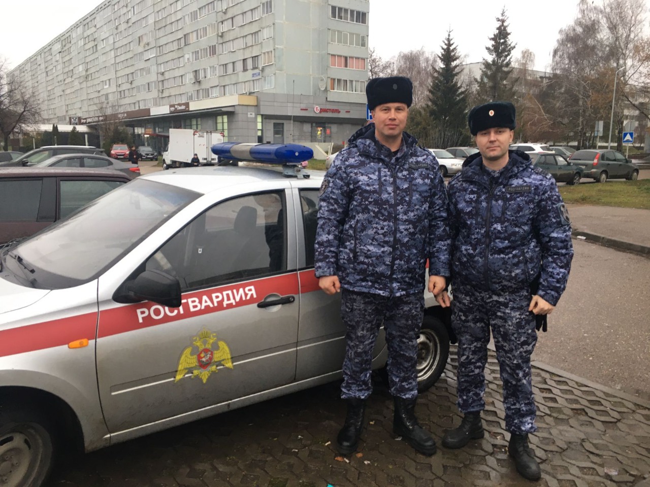 В Набережных Челнах сотрудники Росгвардии помогли пострадавшей в аварии  пожилой женщине 