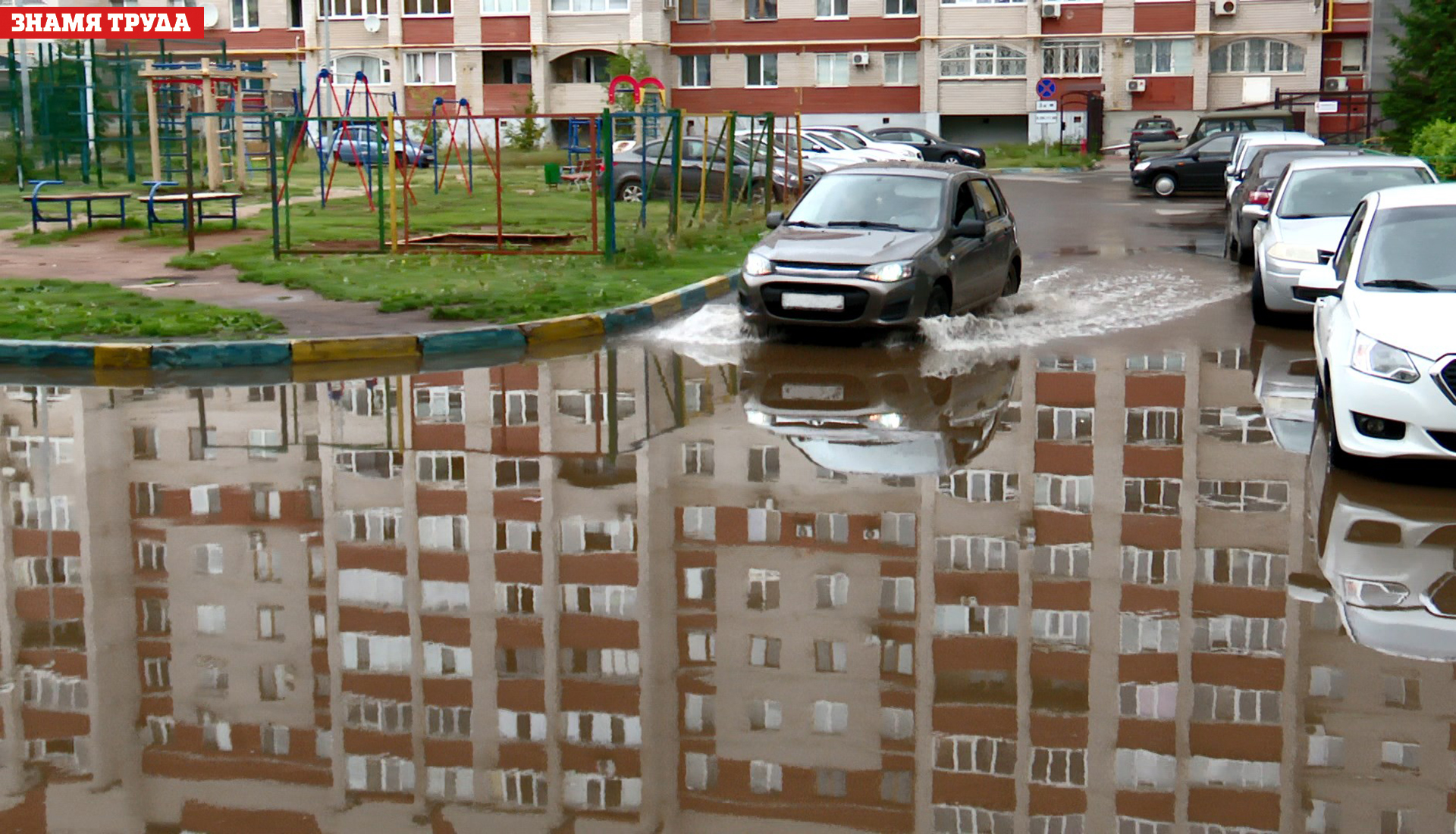 Есть проблема: жители одного из дворов Альметьевска уже несколько лет  жалуются на огромную лужу у домов