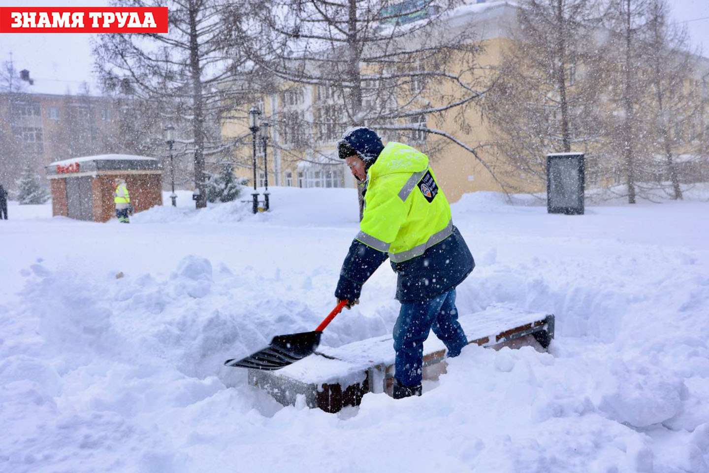 Альметьевск не сдаётся: горожане, сплотившись, продолжают бороться с  последствиями непогоды