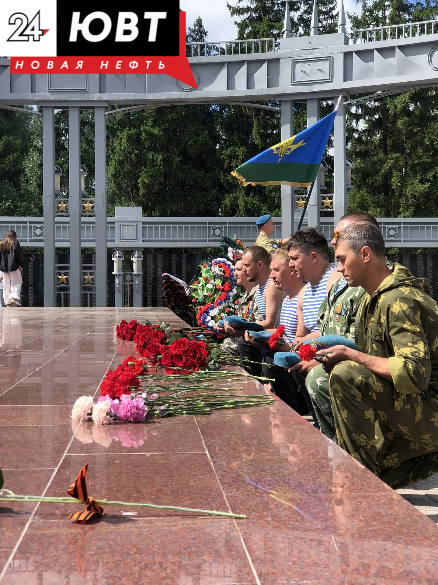 Вложение цветов ко Дню ВДВ в городском парке Альметьевска