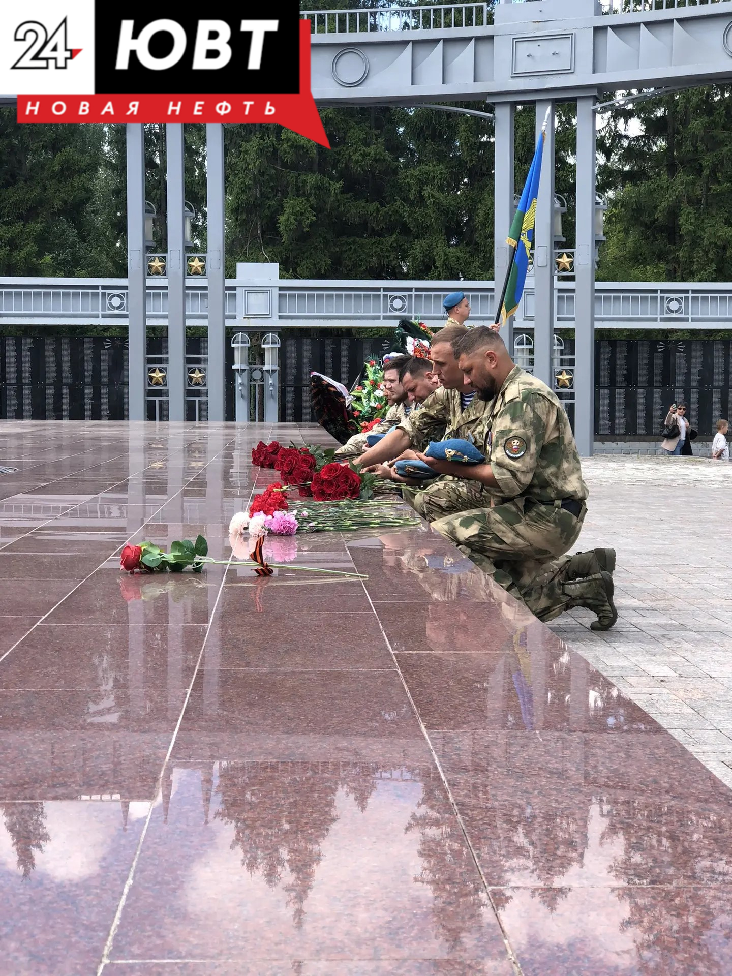 Вложение цветов ко Дню ВДВ в городском парке Альметьевска