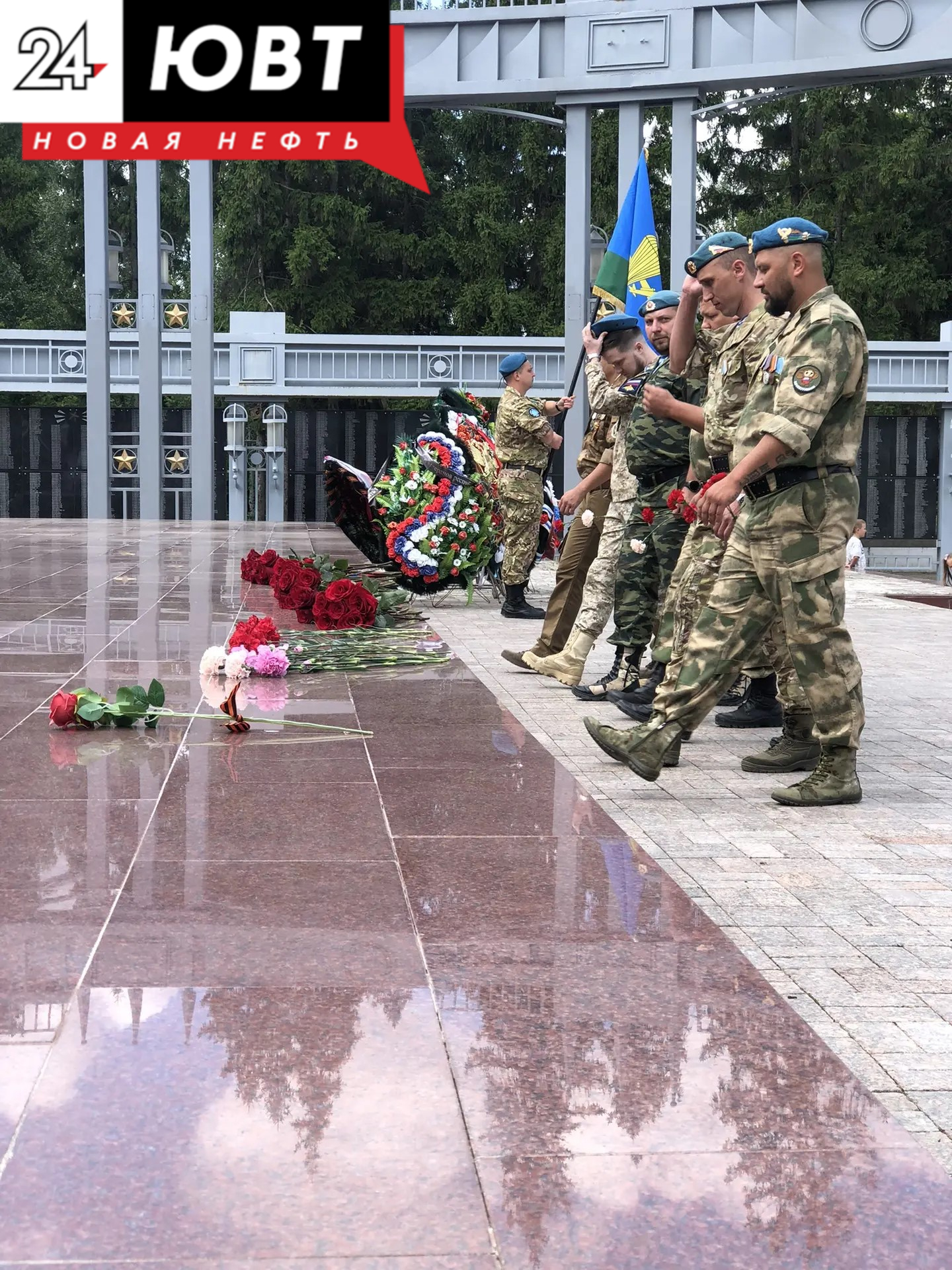 Вложение цветов ко Дню ВДВ в городском парке Альметьевска