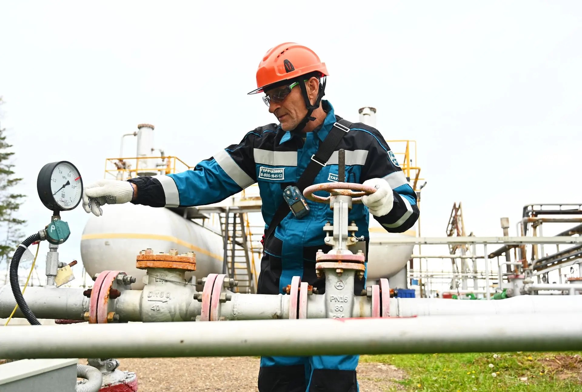 нефтяник на работе работает