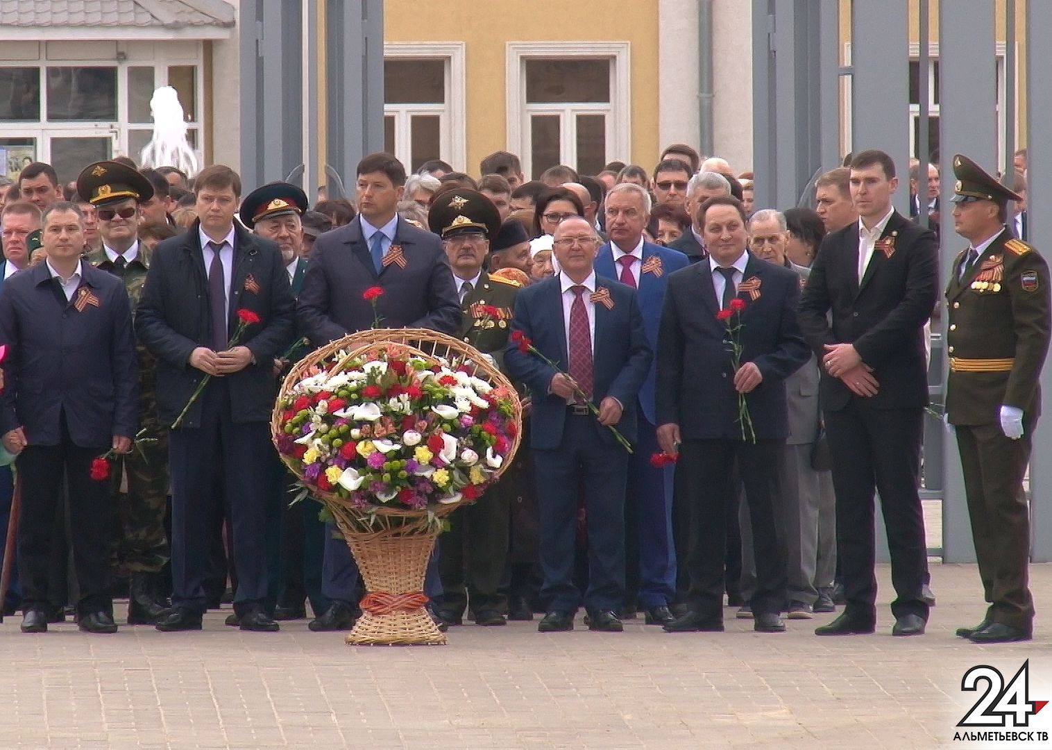 Альметьевцы пришли 9 мая к Вечному огню, чтобы почтить память героев Великой Отечественной войны