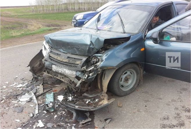 В Татарстане в лобовом столкновении двух отечественных легковушек пострадал водитель