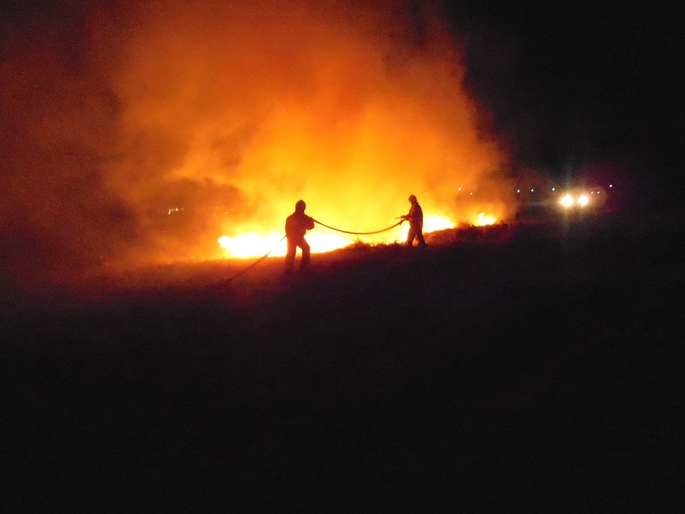 Сухая трава на площади в 3 гектара загорелась возле Альметьевска