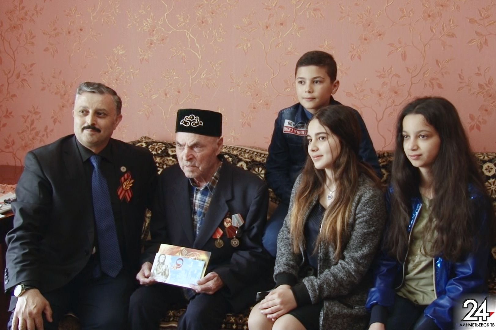 Труженика тыла Наримана Асанова поздравили с Днем Победы в Альметьевске