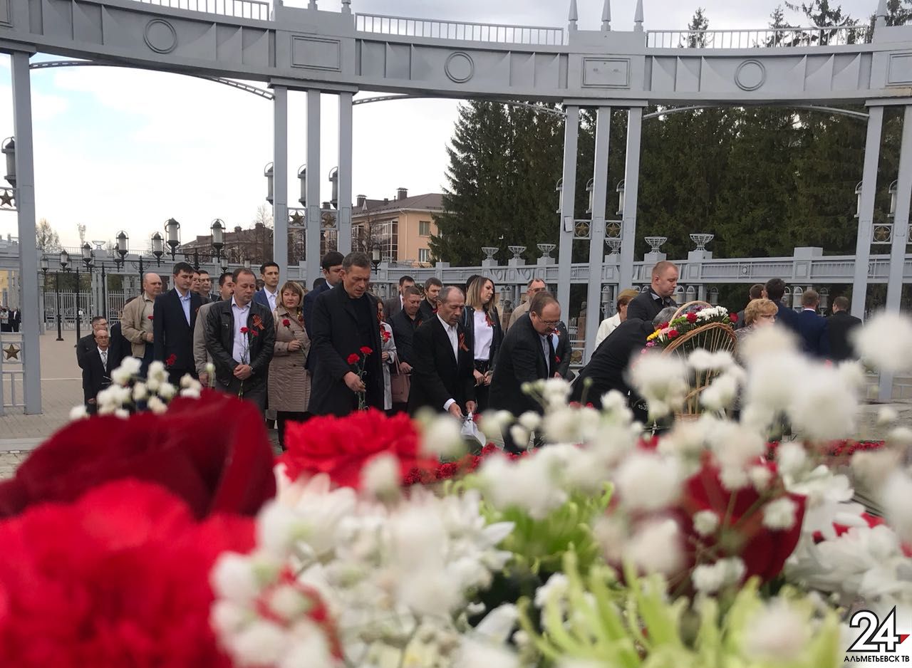 Празднование Дня Победы в Альметьевске началось с возложения цветов к Вечному огню