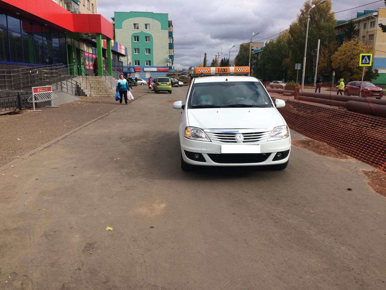 Сдавал назад и наехал на пешехода: в Альметьевске таксист не заметил женщину на дороге