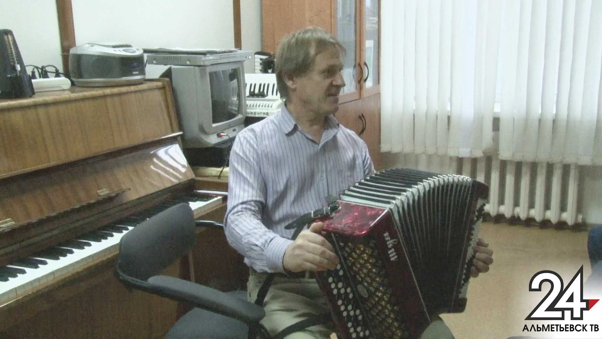 Музыке, как и любви, все возрасты покорны: пенсионеры в Альметьевске теперь могут заняться музыкой