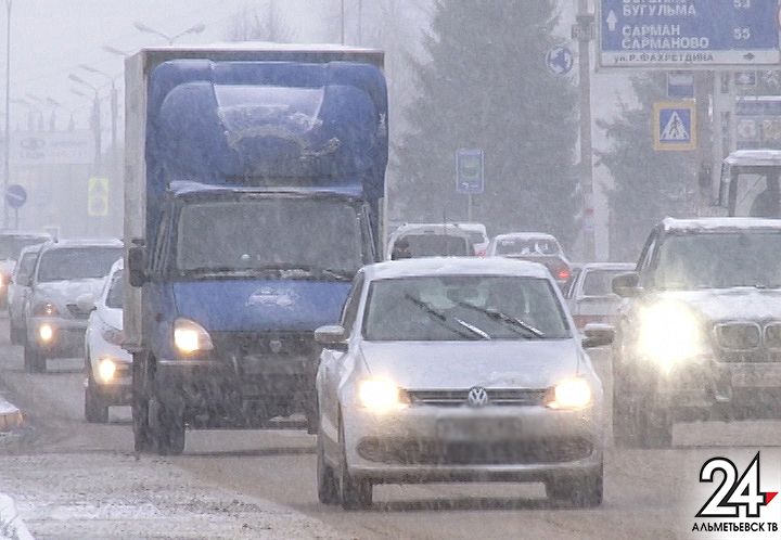 ГИБДД Татарстана просит водителей не выезжать на загородные трассы из-за снегопада