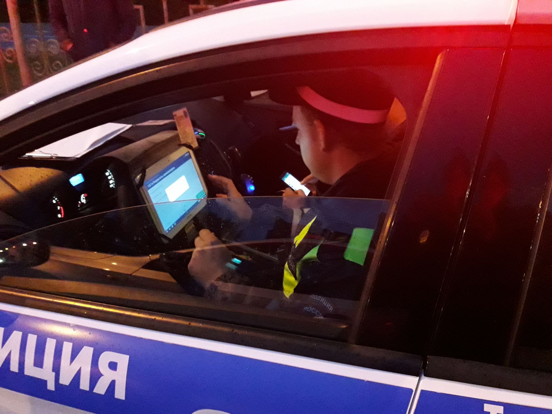 В вечерний час пик автоинспекторы провели проверку водителей в Альметьевске
