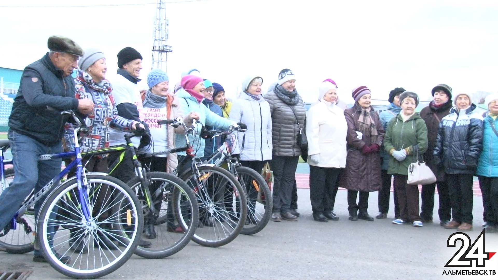 В Альметьевске пенсионеры закрыли велосезон большим заездом