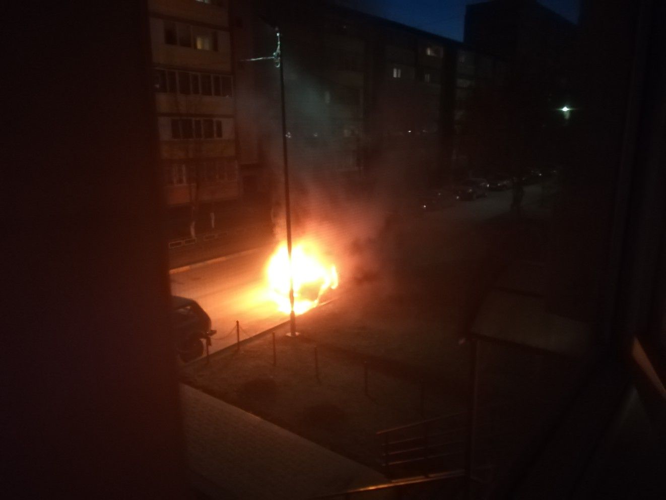 Видео: в Альметьевске около жилых домов загорелся автомобиль