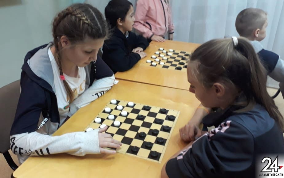 Альметьевск – здесь и сейчас: дети с ОВЗ играют в шашки