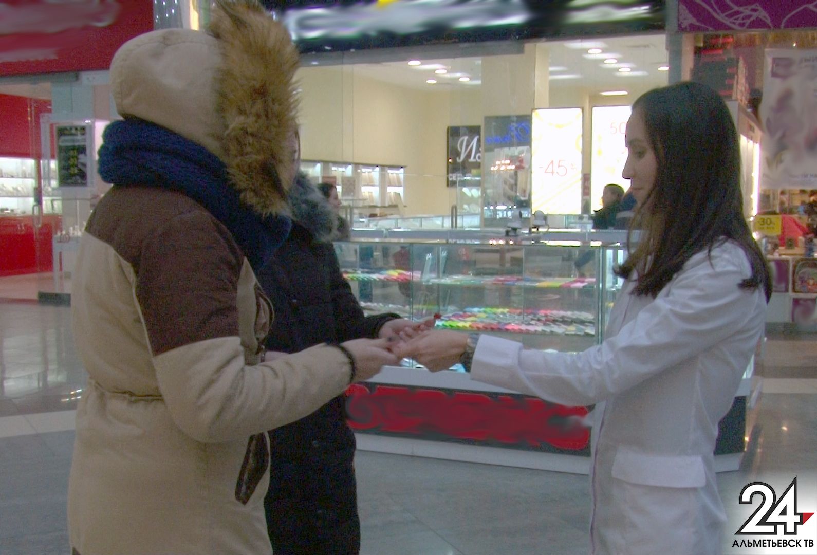 Посетителям торгового центра в Альметьевске предлагали обменять сигареты на конфеты