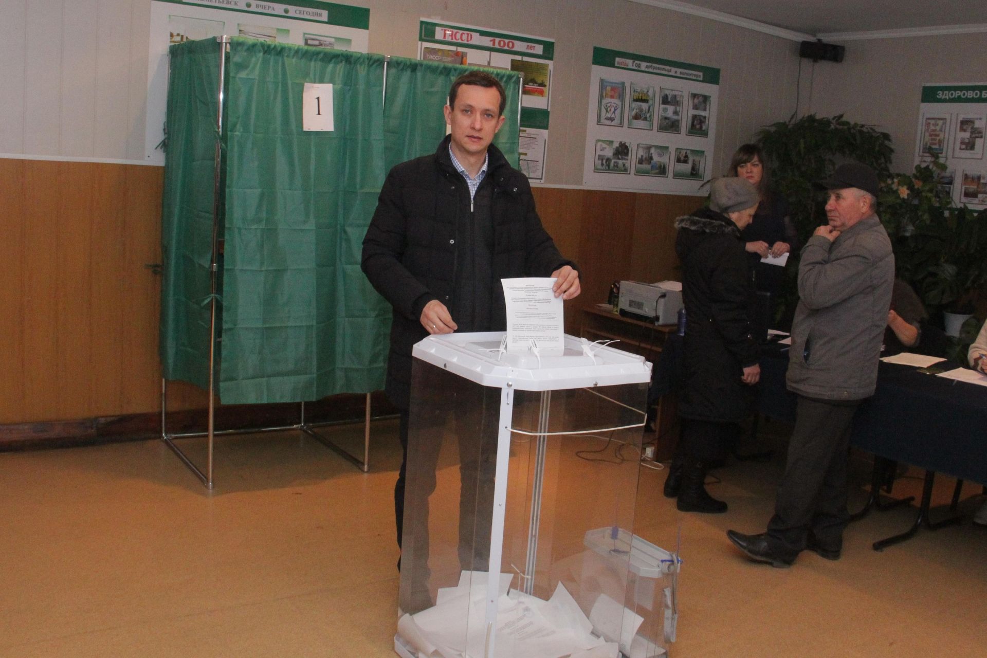 Глава Альметьевского района Айрат Хайруллин принял участие в референдуме по самообложению граждан