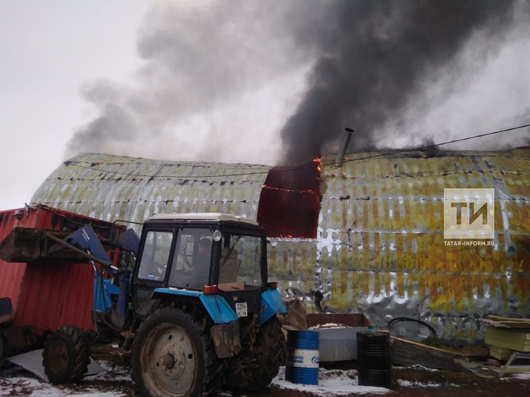 В Татарстане двое рабочих обгорели на пожаре в ангаре, пытаясь потушить газовоз
