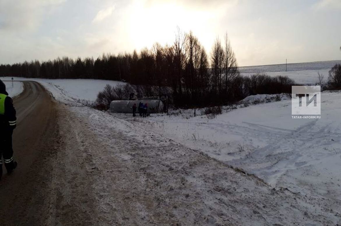 В Татарстане у газовоза на повороте завалилась в кювет цистерна с пропан-бутаном