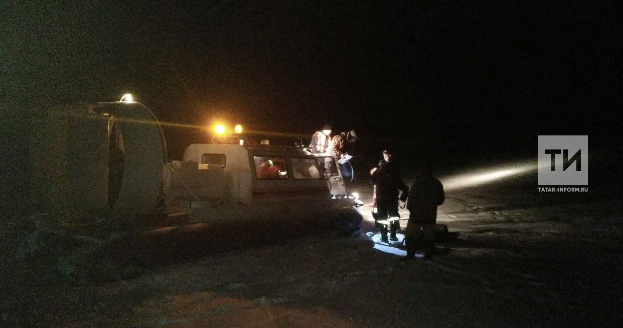 В Татарстане на реке Иж спасли троих рыбаков, отрезанных от берега тонким льдом