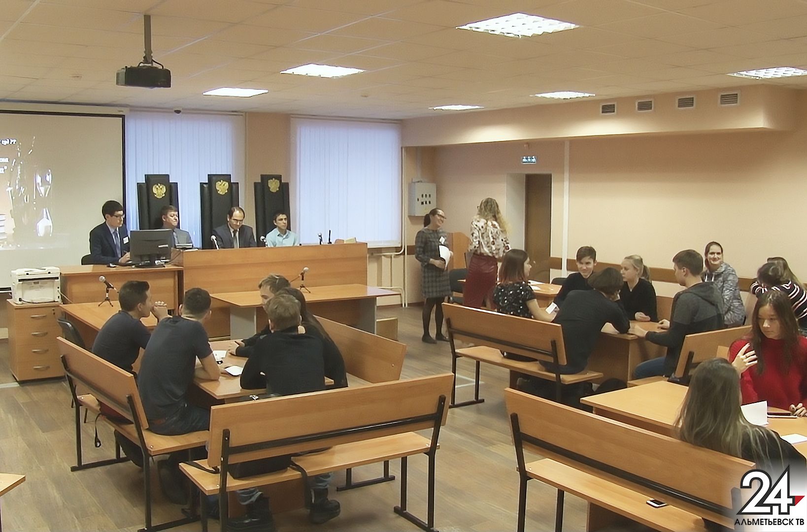 Школьники в суде: юные правоведы в Альметьевске изучают правосудие от А до Я
