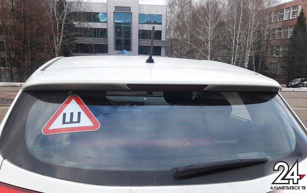 Водителям разрешили не устанавливать знак «Шипы» на автомобили