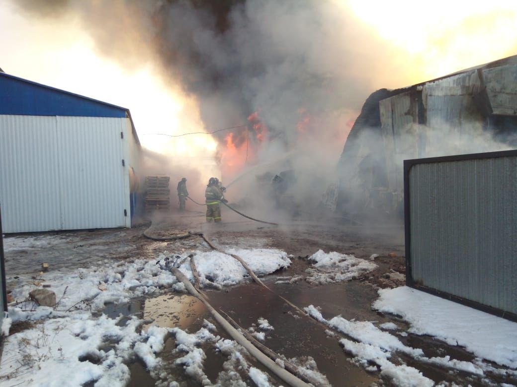 В Альметьевске случился серьезный пожар на складе мебели