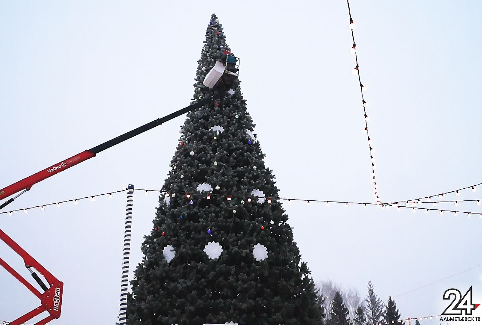 Главная елка и новогодний городок откроются сегодня в Альметьевске