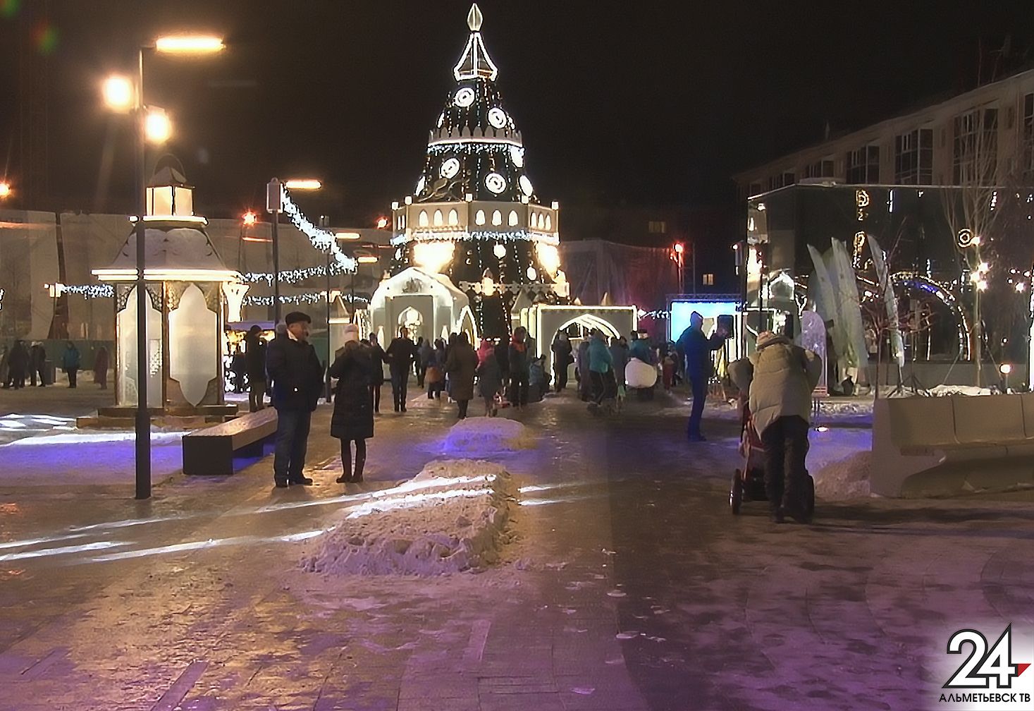 В сквере «Каракуз» в Альметьевске открыли новогоднюю елку